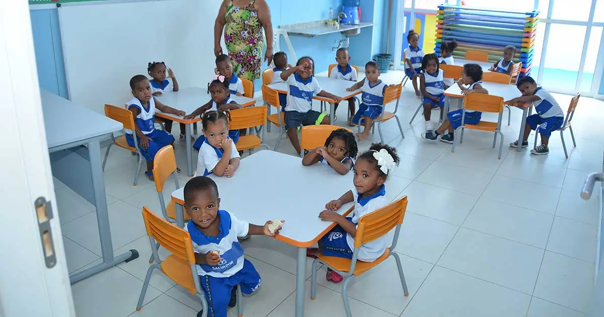 Crianças em sala de aula de uma creche municipal