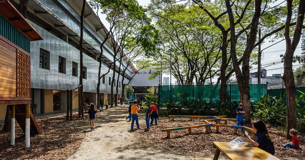 Crianças brincando no pátio arborizado da escola particular Beacon